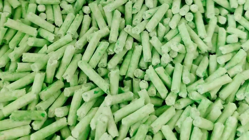 Green Tea Flushable Tofu Cat Litter – Natural Soybean-Based Pellets by ISEMIPET Green tea flushable tofu cat litter pellets close-up by ISEMIPET