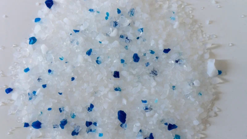 Premium quality silica crystals Low dust Long lasting odor control Gentle on paws crystal cat litter by ISEMIPET