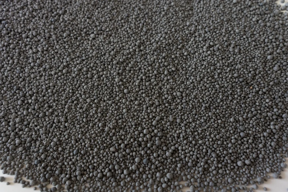 Close-Up of Super Clumping Activated Carbon Bentonite Cat Litter – Enhanced Odor Control