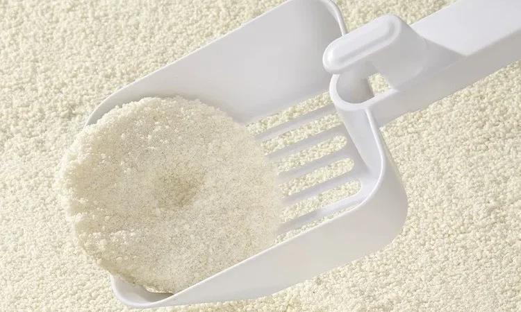 Cassava Tofu Cat Litter – Perfect Clump on Litter Bed by ISEMIPET Clumped Cassava Tofu Cat Litter Resting on Fine Litter Pile by ISEMIPET